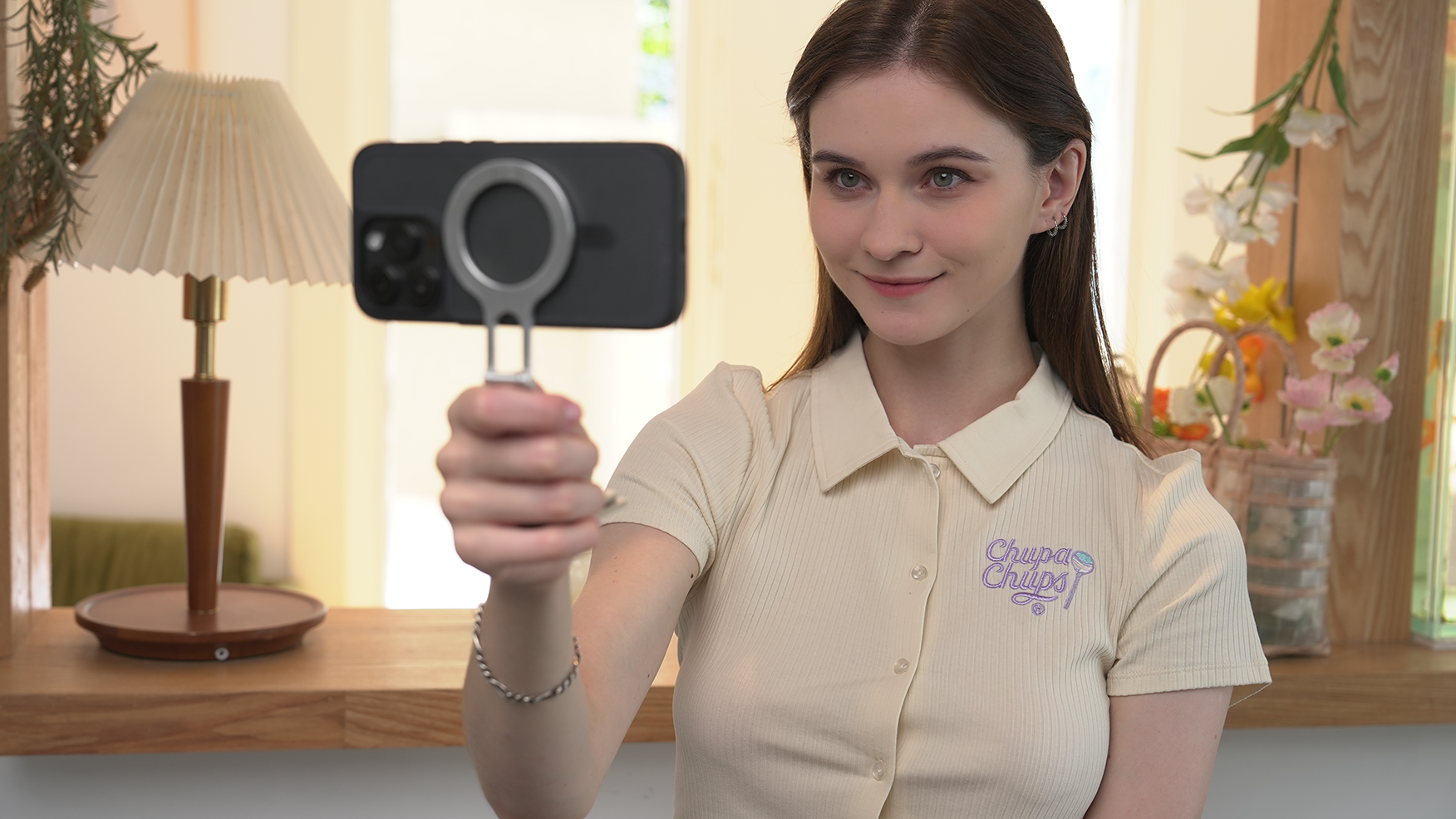 Mom Blogger's Secret Weapon: A Shooting Stand Smaller Than Lipstick