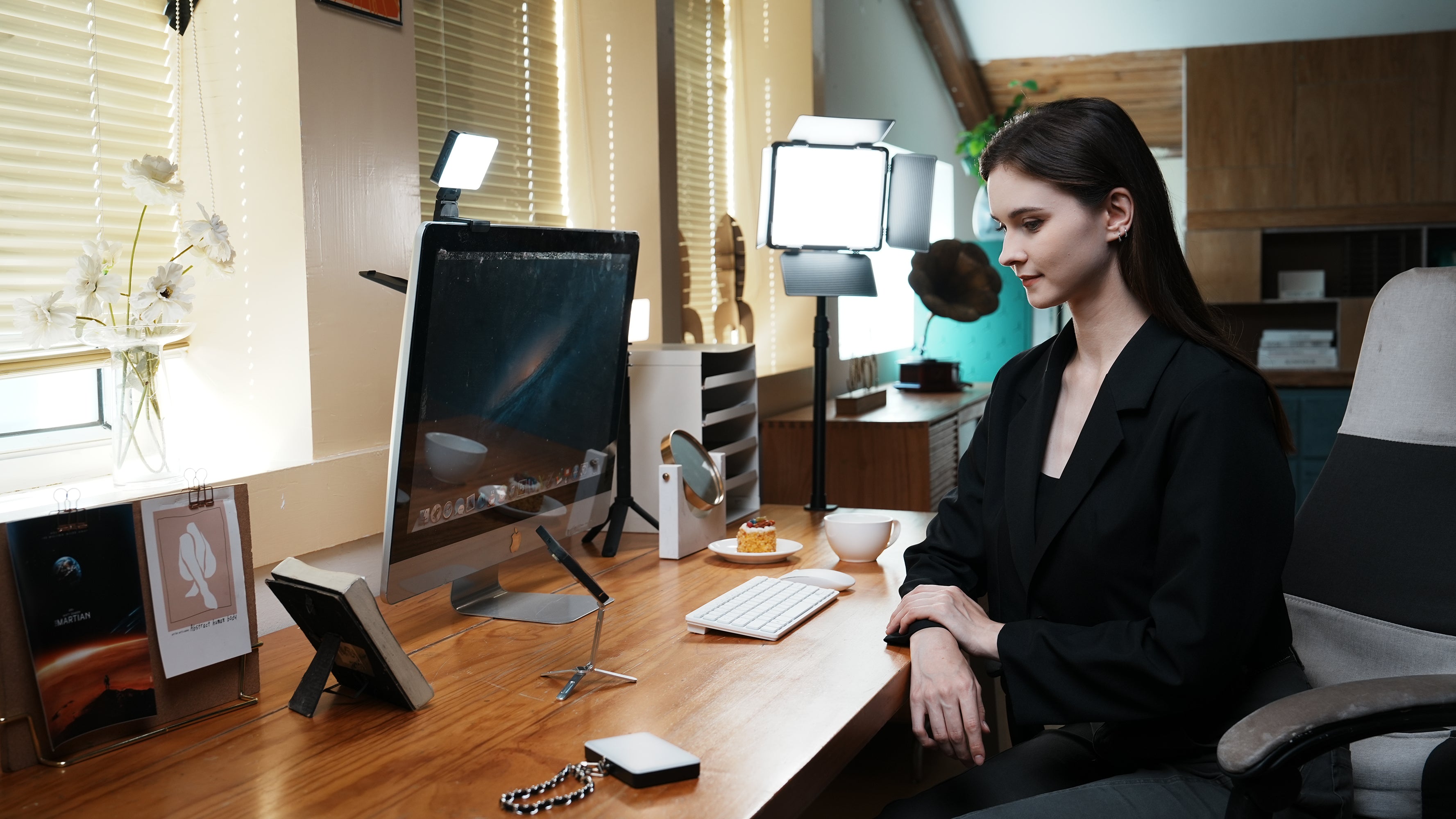 Mini Panel Lights vs Other Light Sources: Which One is Best for Female Creators?